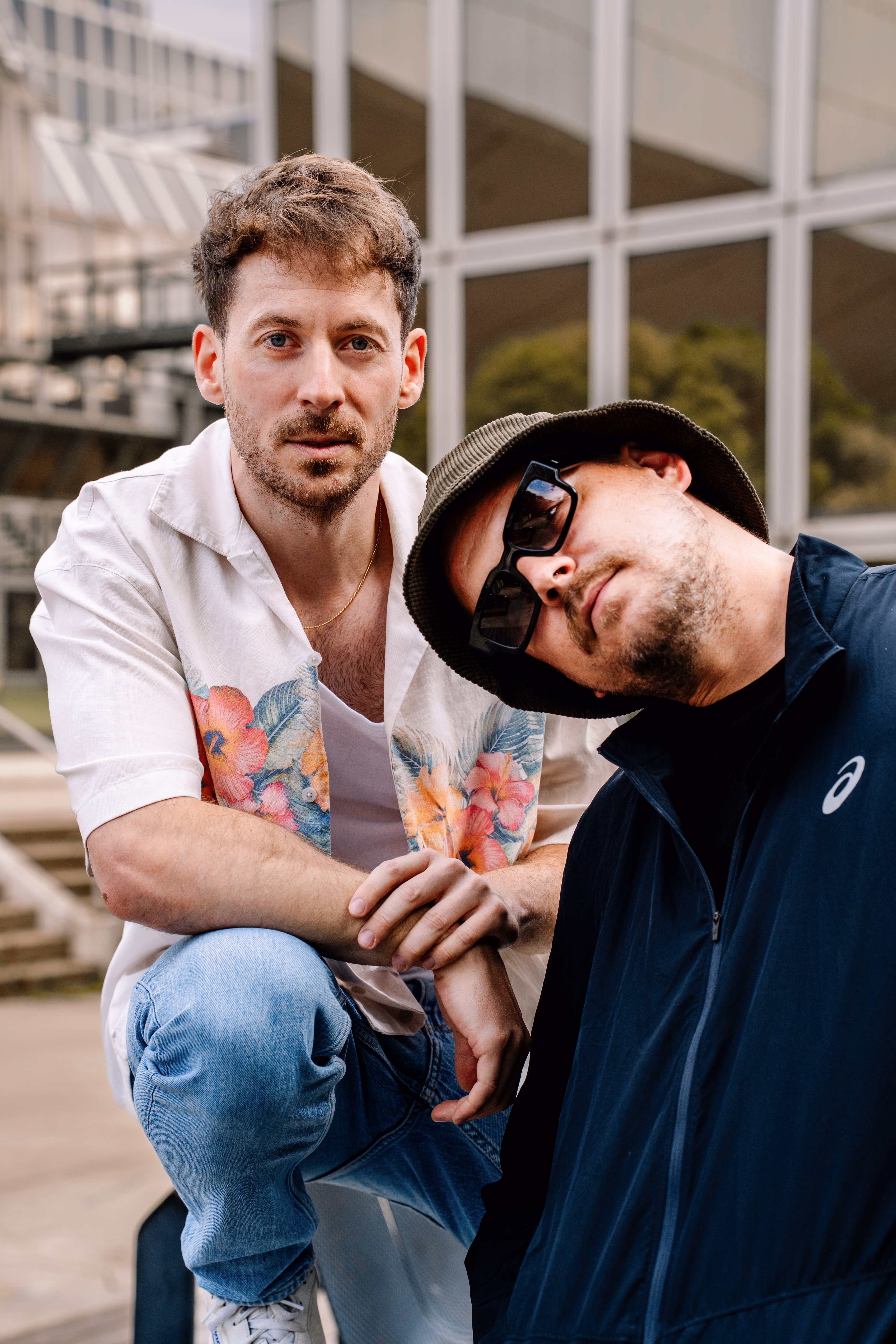 Schickimicki Club vor einer Glasfassade